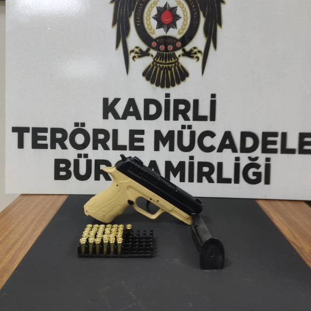 Kadirli ilçesinde asayiş uygulamalarında gözaltına alınan 5 şüpheli tutukla...