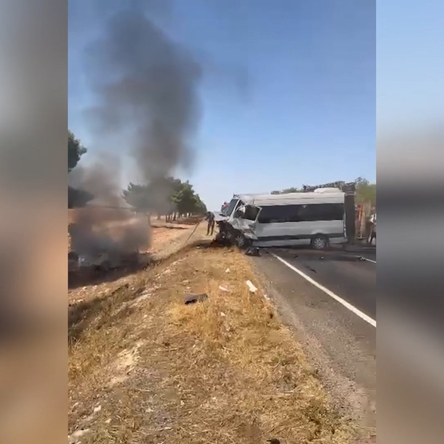 Şanlıurfa'da otomobil ile minibüs çarpıştı: 1 ölü, 14 yaralı