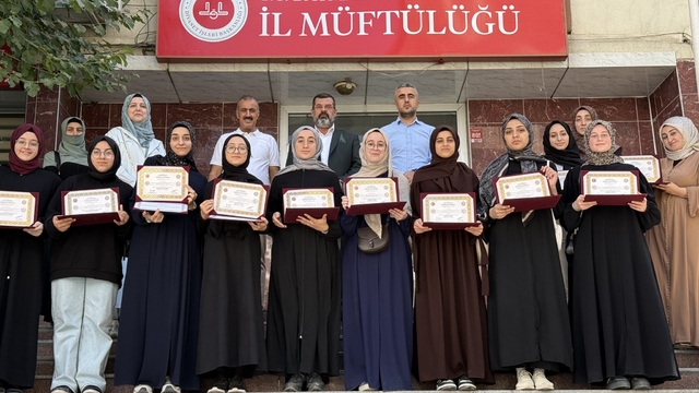 Batman'da hafızlık eğitimini tamamlayan 55 öğrenciye icazet belgesi verildi