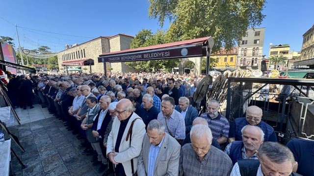 Eski Trabzon Belediye Başkanı Melek, son yolculuğuna uğurlandı
