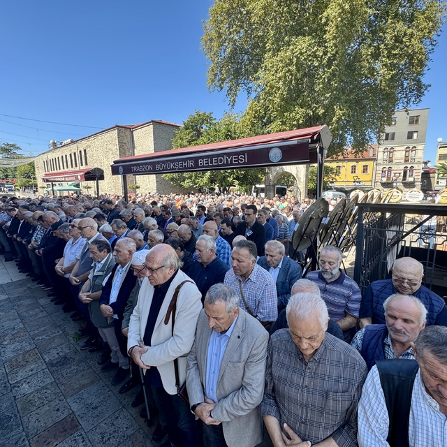 Eski Trabzon Belediye Başkanı Melek, son yolculuğuna uğurlandı