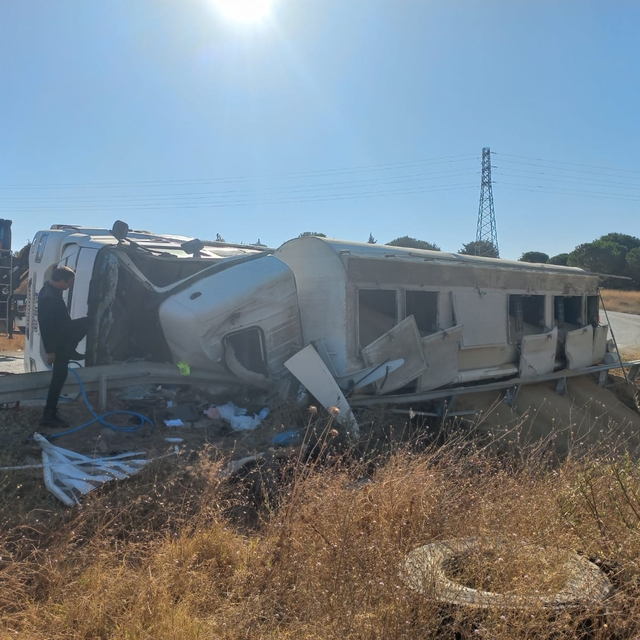 Balıkesir'de devrilen tırın sürücüsü hayatını kaybetti