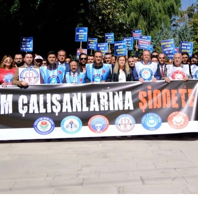 Van'da 2 öğretmenin yaralandığı bıçaklı saldırı protesto edildi