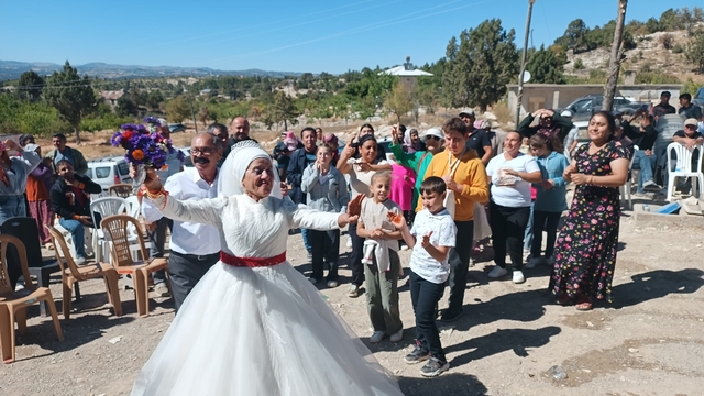 4 çocuk 9 torun sahibi çift, düğün yaparak 40 yıllık hayallerini gerçekleştirdi