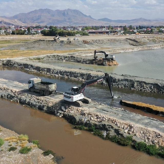 Van Gölü'nün zemininden 1 milyon 970 bin metreküp dip çamuru ve balçık çıka...