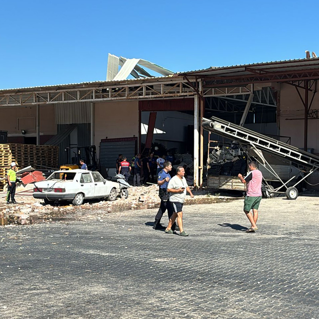 Antalya'da, toptancı halinde iş yerinde patlama: 1 ölü, 3 yaralı- Yeniden