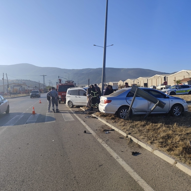 Amasya'da hafif ticari araç ile otomobilin çarpıştığı kazada 1 kişi yaralan...