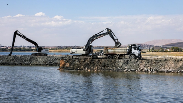 Van Gölü'nden 1 milyon 970 bin metreküp dip çamuru çıkarıldı