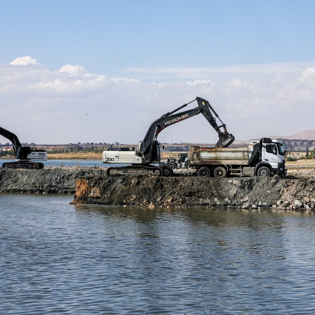 Van Gölü'nden 1 milyon 970 bin metreküp dip çamuru çıkarıldı