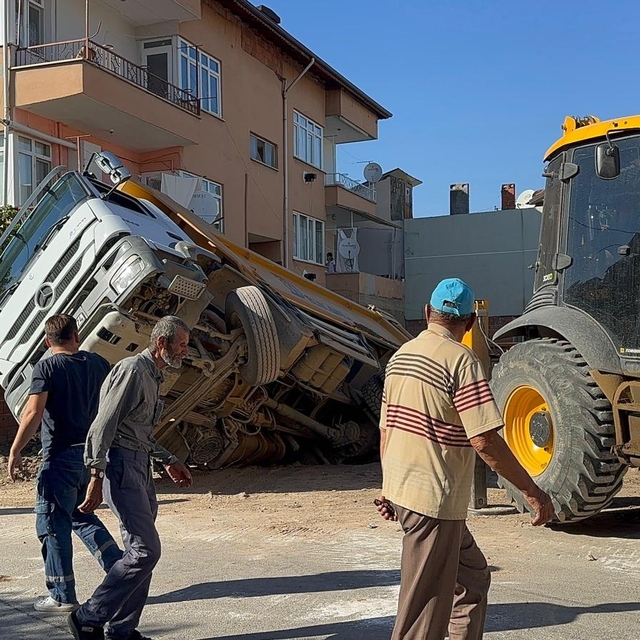Zemin çöktü, kum yüklü kamyon foseptiğe düştü