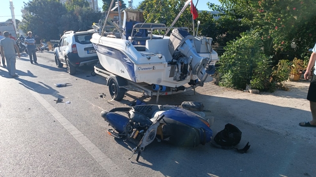 Antalya'da otomobile bağlı bota çarpan motosikletteki 2 kişi yaralandı