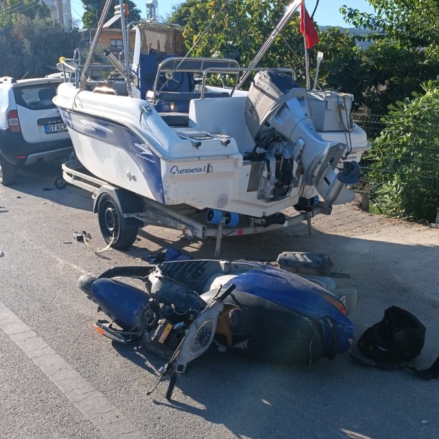 Antalya'da otomobile bağlı bota çarpan motosikletteki 2 kişi yaralandı