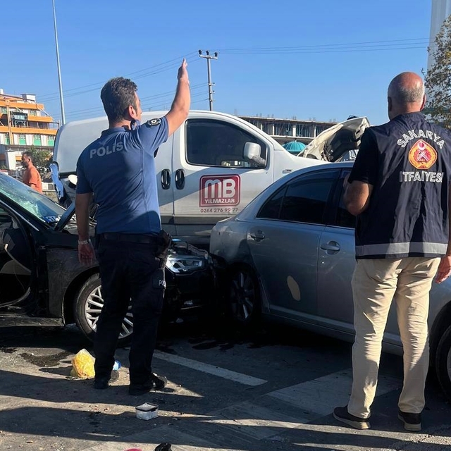 Sakarya'da kontrolden çıkan otomobilin araçlara çarpması sonucu 6 kişi yara...