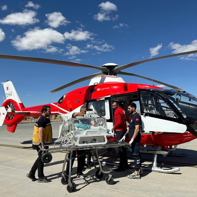 Muş'ta hasta bebek ambulans helikopterle Van'a sevk edildi