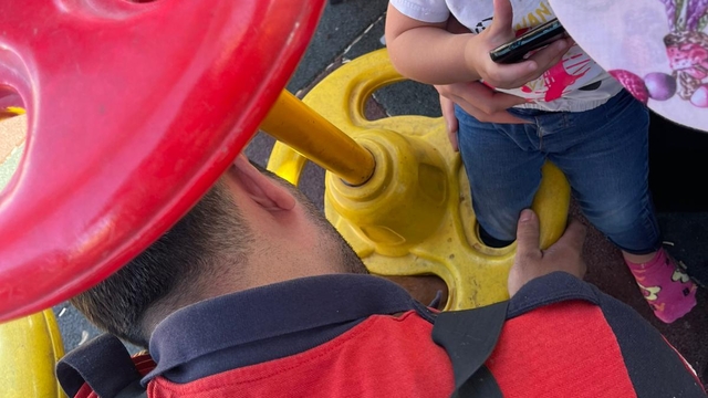 Siirt'te parkta ayağı sıkışan çocuğu itfaiye ekipleri kurtardı