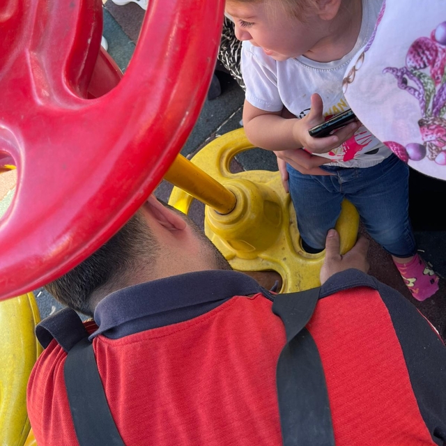 Siirt'te parkta ayağı sıkışan çocuğu itfaiye ekipleri kurtardı