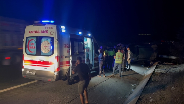 Gaziantep'te lastiği patlayan minibüs takla attı: 2 ölü, 8 yaralı