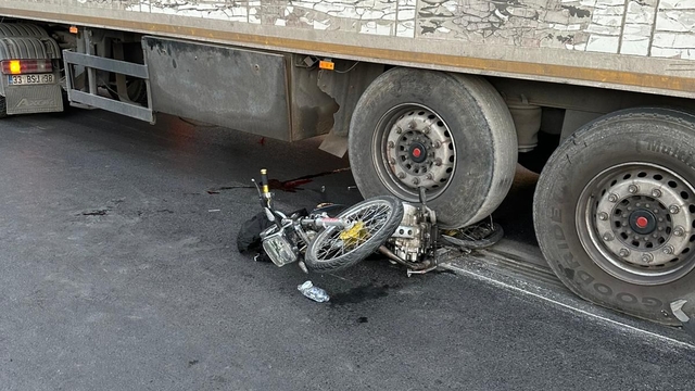 TIR ile motosiklet çarpıştı: 1 ölü, 1 yaralı