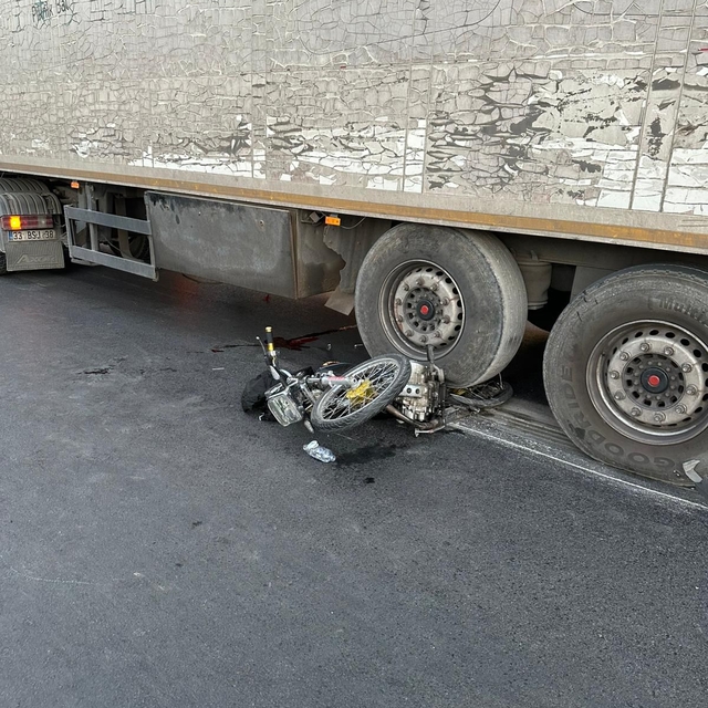 TIR ile motosiklet çarpıştı: 1 ölü, 1 yaralı