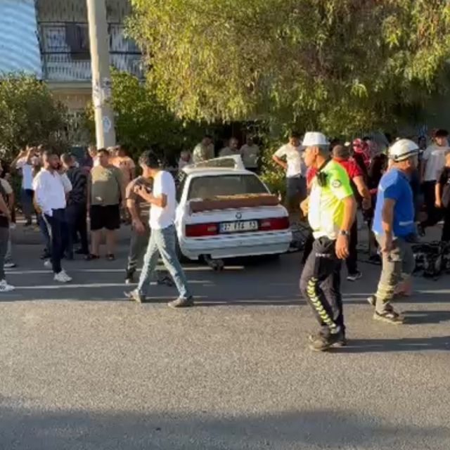 Mersin'de kaldırıma çıkan otomobil ağaca çarptı: 2 yaralı