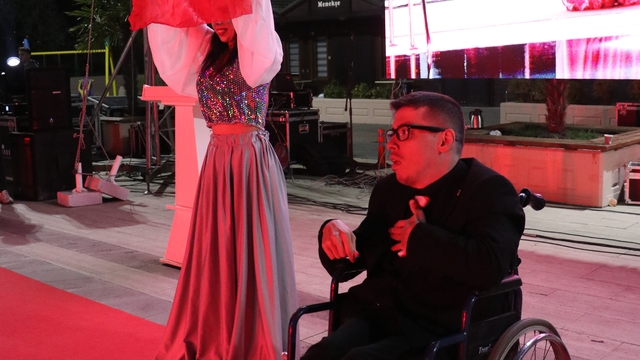 Samsun'da "Engelsiz Işıklar Havuz Başı Defilesi" düzenlendi