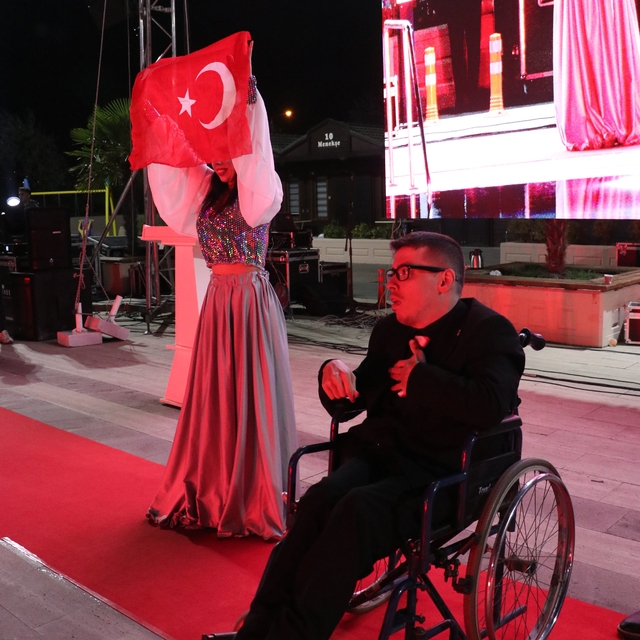 Samsun'da "Engelsiz Işıklar Havuz Başı Defilesi" düzenlendi