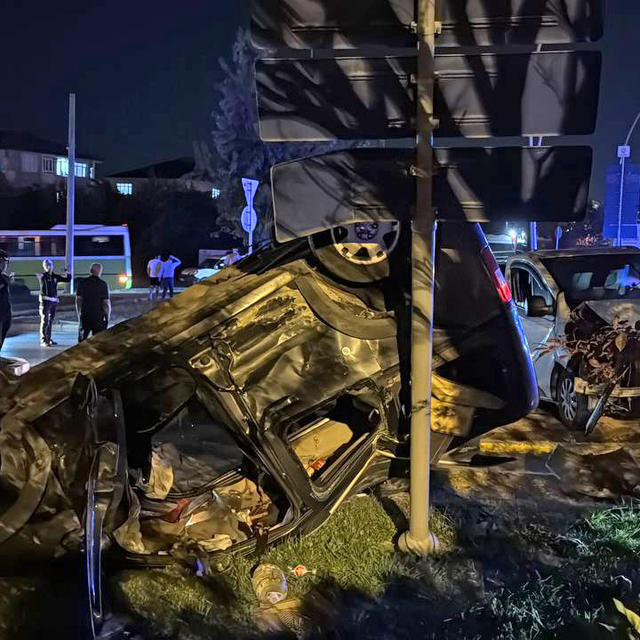 Kocaeli'de panelvan ile hafif ticari aracın çarpıştığı kazada 6 kişi yarala...