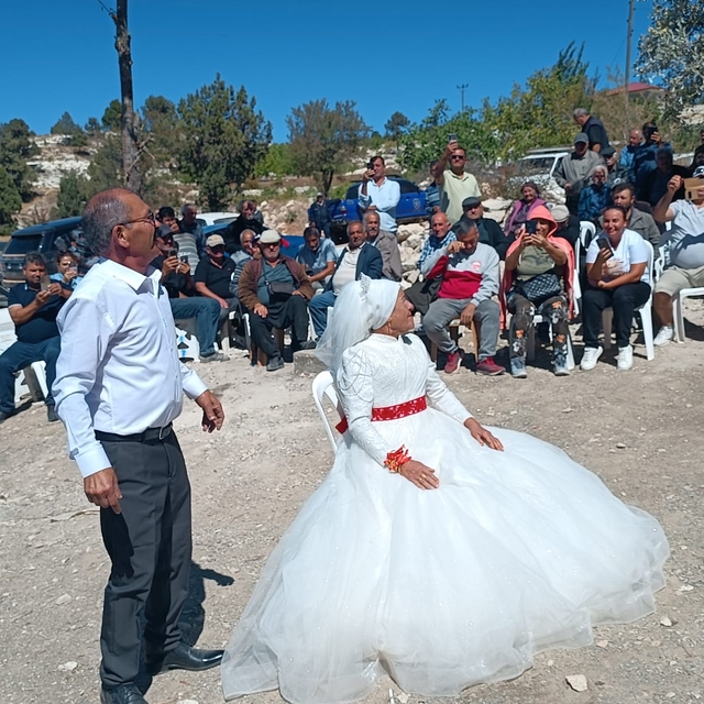 Mersin'de 40 yıl önce evlenen çift düğün yaptı