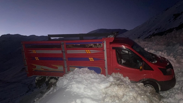 Yaylada 6 aracın üzerine çığ düştü; mahsur kalan 15 kişi kurtarıldı