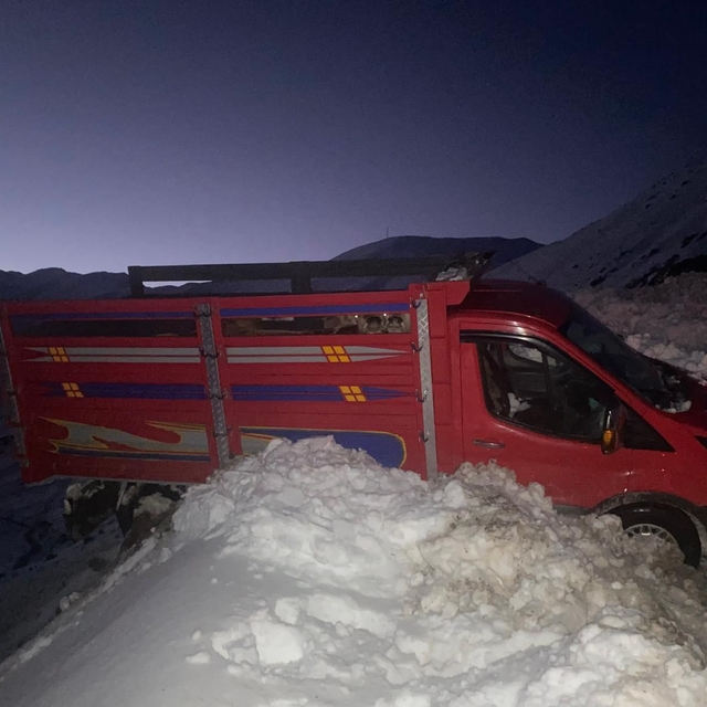 Yaylada 6 aracın üzerine çığ düştü; mahsur kalan 15 kişi kurtarıldı