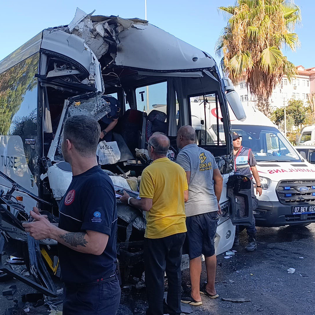Antalya'da midibüsler çarpıştı; yaralılar var