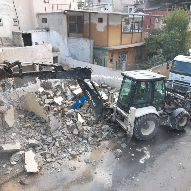 Mersin'in Akdeniz ilçesinde metruk ev kontrollü yıkıldı