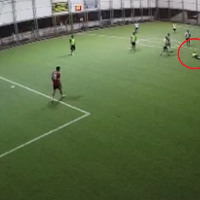 Halı sahada kalp krizi geçiren polisin son anları kameraya yansıdı