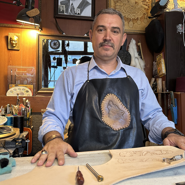 Aldığı deri çakı kılıfını beğenmedi, ustası olup eğitmenliğe başladı