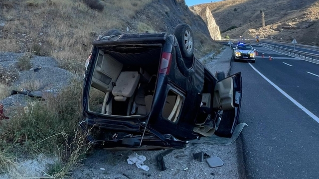 Erzincan'da yol kenarına devrilen hafif ticari araçtaki 3 kişi yaralandı