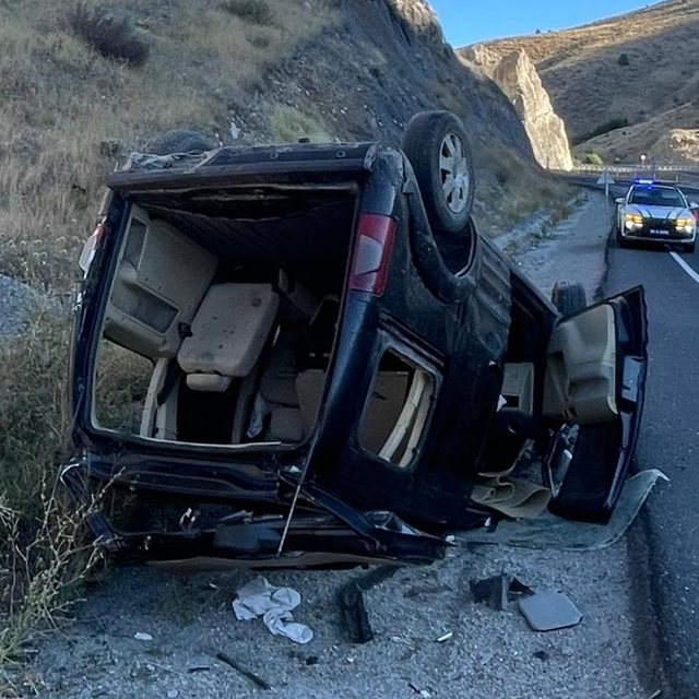 Erzincan'da yol kenarına devrilen hafif ticari araçtaki 3 kişi yaralandı