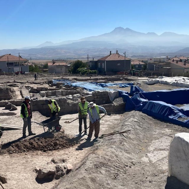Kayseri'deki Geç Roma dönemine ait mozaikli yapı alanında, çocuk ve yetişki...