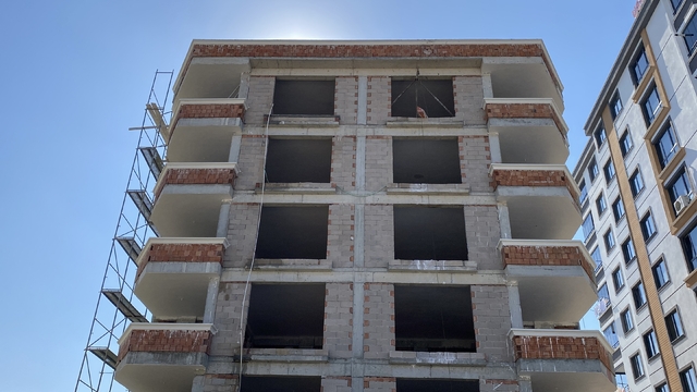 Sıva yaparken altındaki kalas kırıldı, asansör boşluğuna düşüp öldü