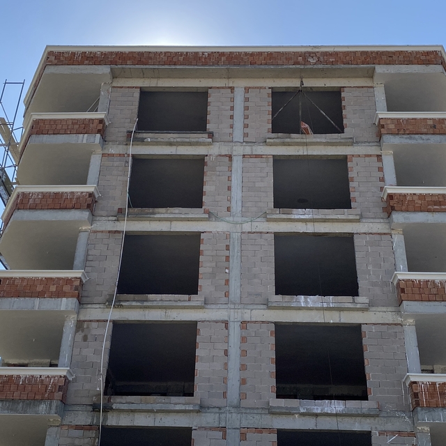 Sıva yaparken altındaki kalas kırıldı, asansör boşluğuna düşüp öldü