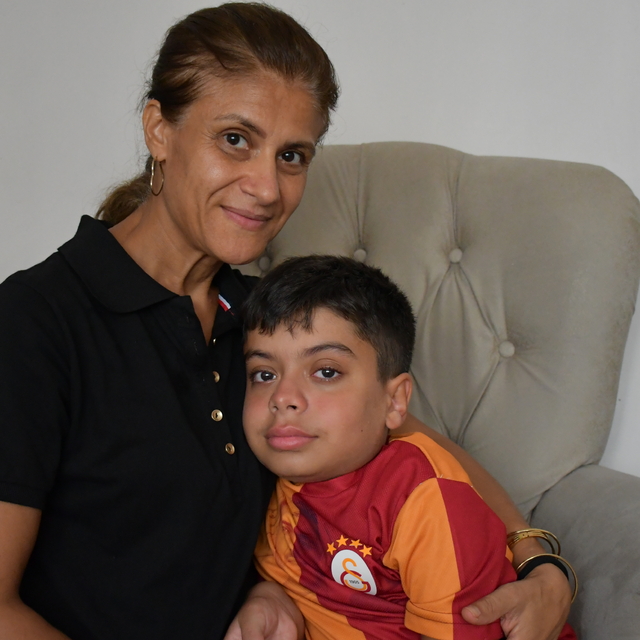 Morquio sendromlu Deniz, annesinin ilgisi ve şefkatiyle sosyalleşiyor