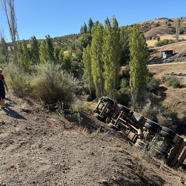 Çorum'da şarampole yuvarlanan taş yüklü kamyonun sürücüsü yaralandı