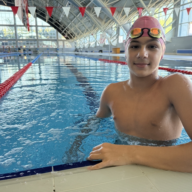 Yüzmede 30 madalyası olan 13 yaşındaki Güney Okal, başarılarına yenilerini...