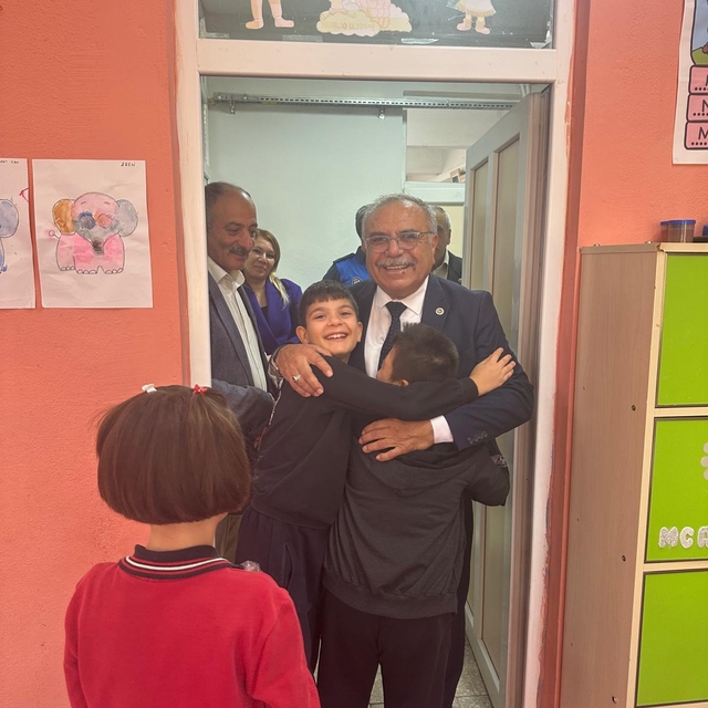 Dodurga Belediye Başkanı Çetinkaya öğrencilere forma hediye etti