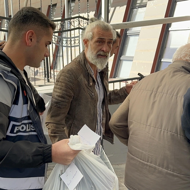 Kendisini şikayet ettiğini öne sürdüğü komşusunu darbedip, tekmeledi (2)