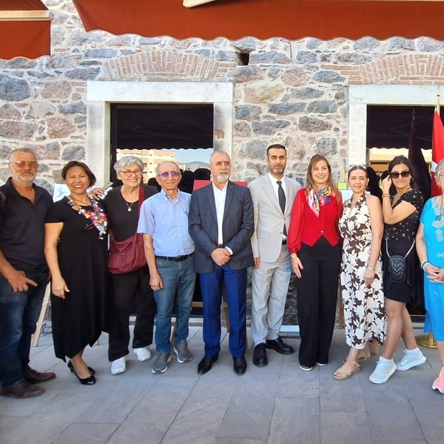 İzmir'de "Dünya Barış Günü" sergisinden Gazze'ye destek