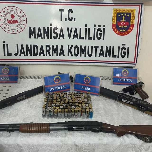 Salihli'de ruhsatsız silah ve tarihi eser ele geçirildi