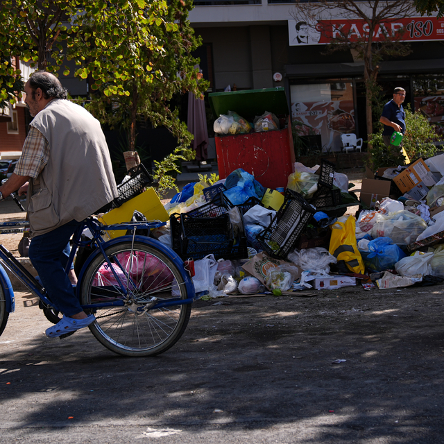 İzmir Karşıyaka'da toplanmayan çöpler tepkiye neden oluyor