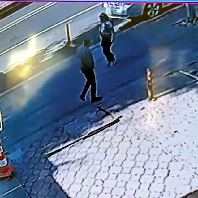 Otomobilin çarptığı yaya yaralandı; kaza kamerada