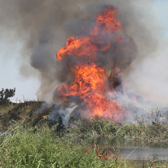 Antalya'da yangın; kano ve tekneden hortumla su sıkıp söndürmeye çalıştılar