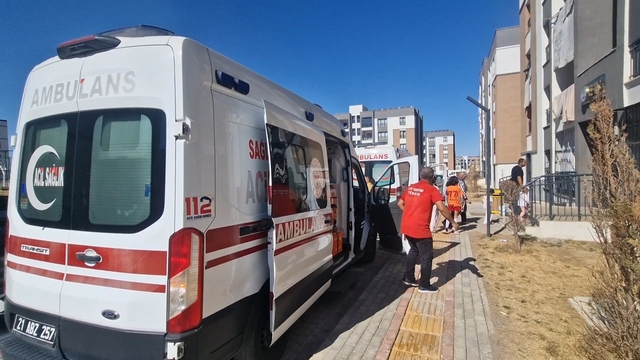 Diyarbakır'da 5 katlı binada yangın; 4 kişi dumandan etkilendi